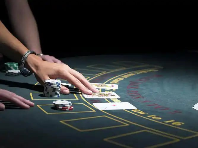 969 slot APP မြန်မာ ကစားသမားများ မိုဘိုင်းဖြင့် ကစားနေသော မြင်ကွင်း